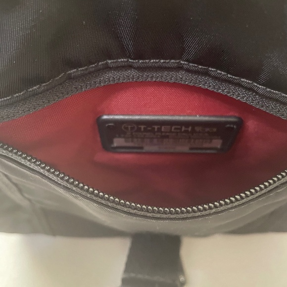 T-Tech by TUMI Essential Gear "Lewis Small Flap Crossbody" Bag - Picture 4 of 13